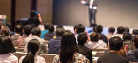Sala conferenze piena